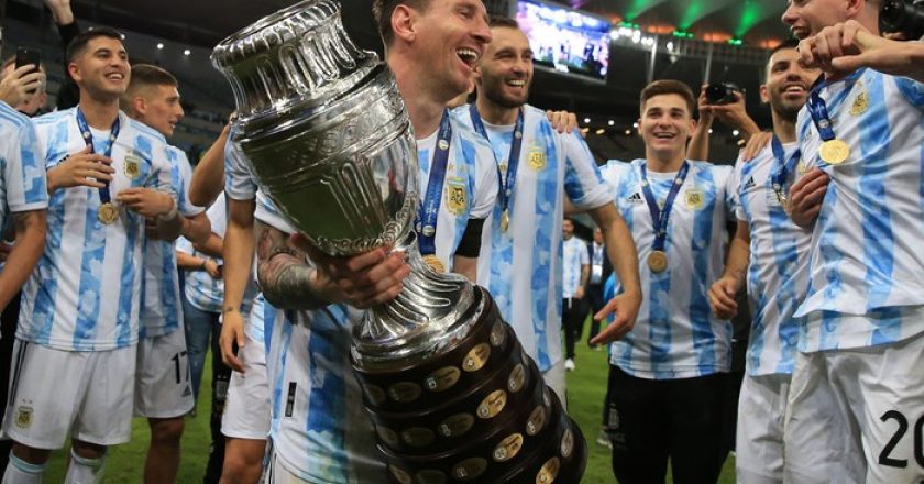 Lionel Messi entrain de soulever un tronc d’arbre orné d’aluminium qui est plus grand que lui