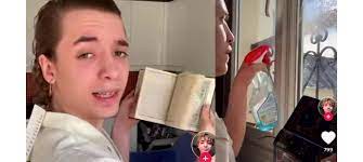 Ce TikTokeur nettoie ses fenêtres avec le Coran et choque