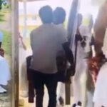 Un pasteur fait son entrée à l’église transporté sur une chaise