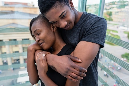 Conseils : câliner son amoureux peut réduire le stress