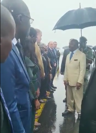 Gabon : des autorités recevant Ali Bongo sous la pluie fait jaser