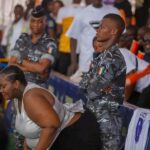 La danseuse qui a secoué ses fesses devant un policier, arrêtée et déferrée