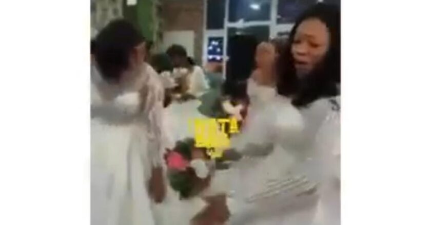 Insolite : des femmes célibataires débarquent en robe de mariée dans une église