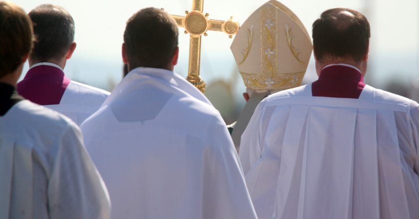 Le prêtre Rupnik accusé d'avoir organisé un trio sexuel
