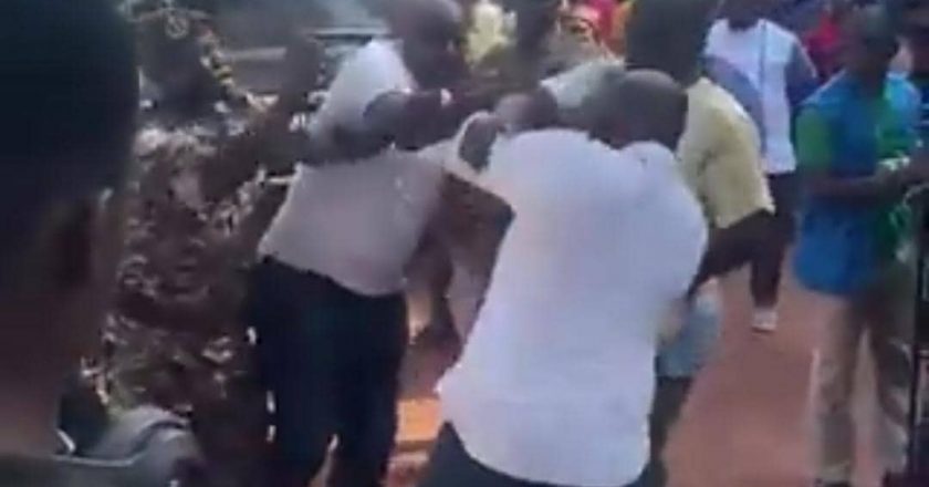 [Vidéo] 02 conseillers du président centrafricain filmés en train de se battre dans un lycée