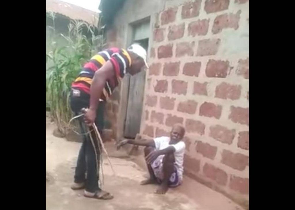Togo : une vieille femme accusée de sorcellerie fouettée par ses neveux (vidéo)