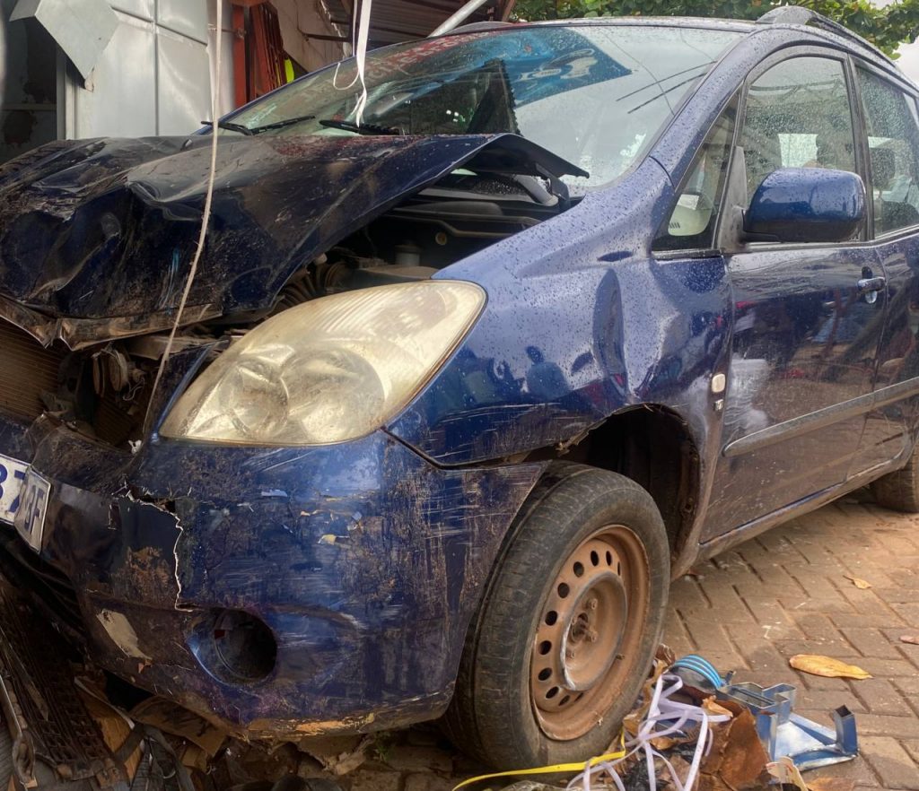 [Photos] Drame à Lomé : un véhicule défonce une boutique à Agoè ; les détails