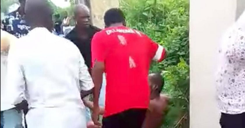 [Vidéo] un voleur d'huile de palme victime d'une vindicte populaire