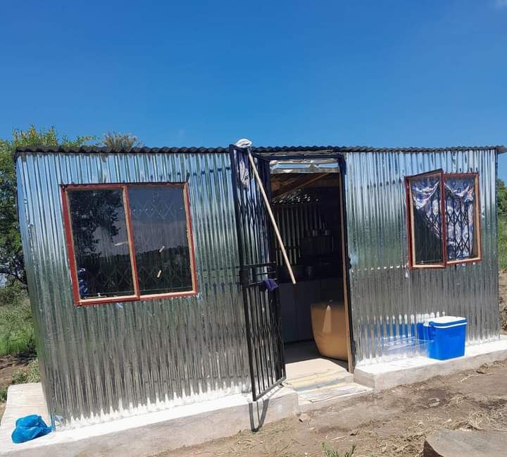 [Photos] La maison en tôle d'un internaute fait fureur sur Internet